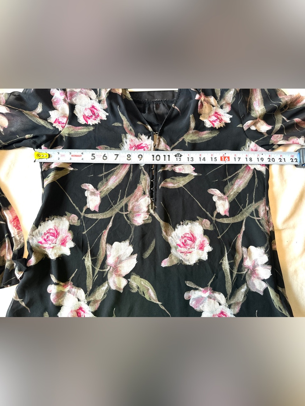 White House Black Market Blouse. Multi-color Floral Pleated Sleeves Size 8 - Picture 9 of 11
